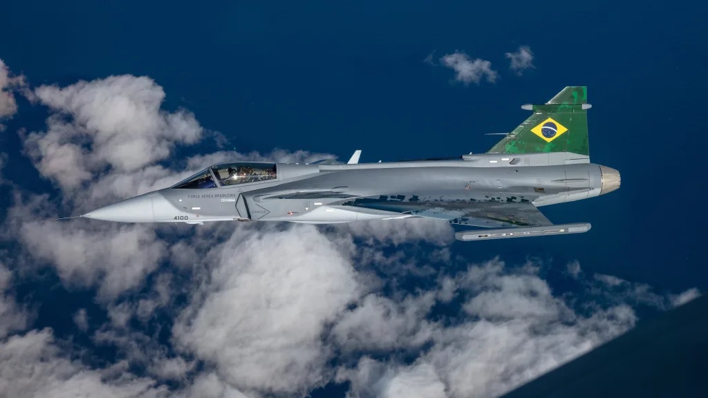 Brazilian Gripen E Conducts IRST Tests in Simulated Aerial Combat