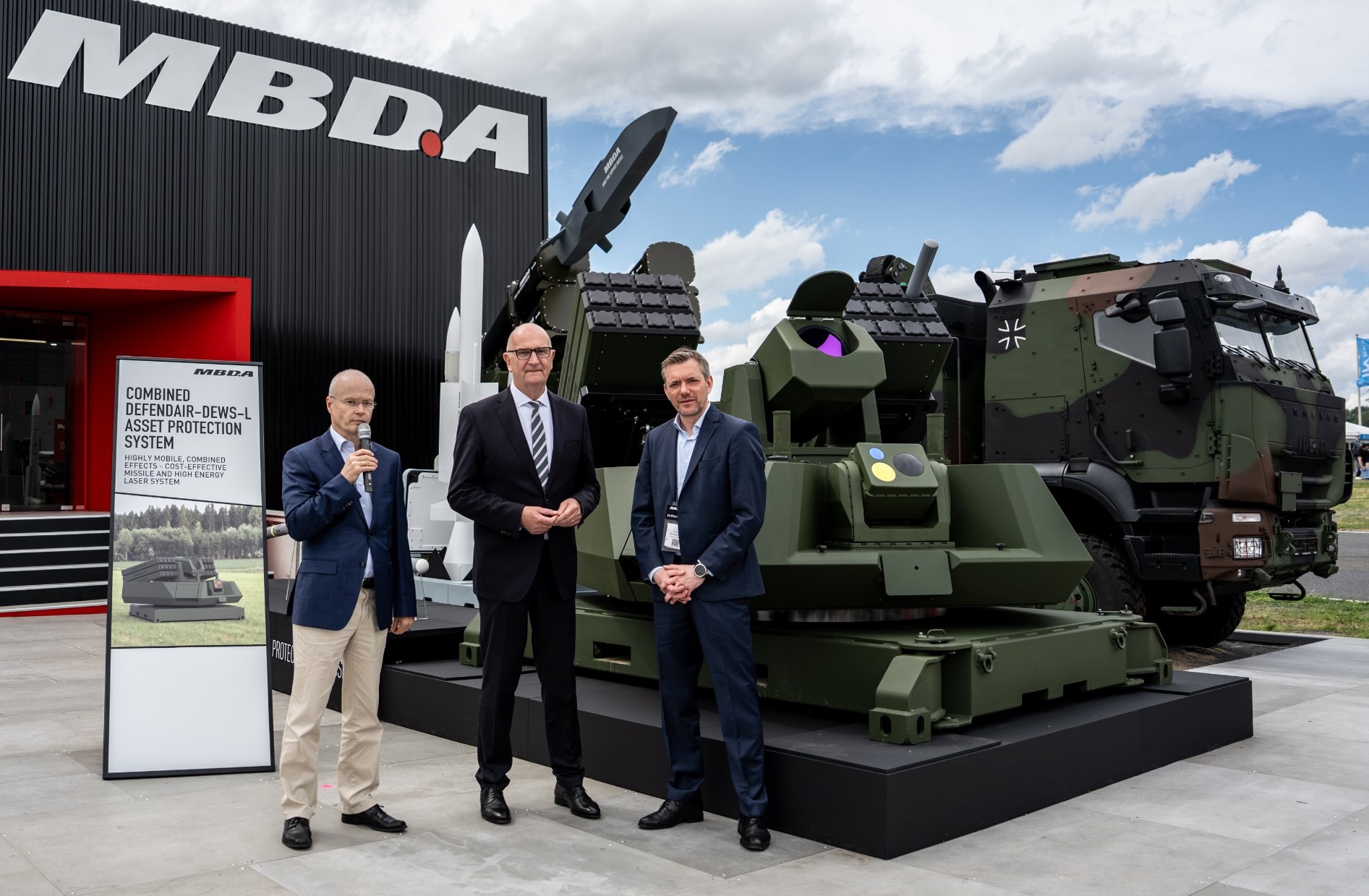 MBDA Unveils Hybrid DefendAir&ndash;DEWS-L Counter-Drone System Combining 24 DefendAir Missiles and Laser Weapon on Single Turret
