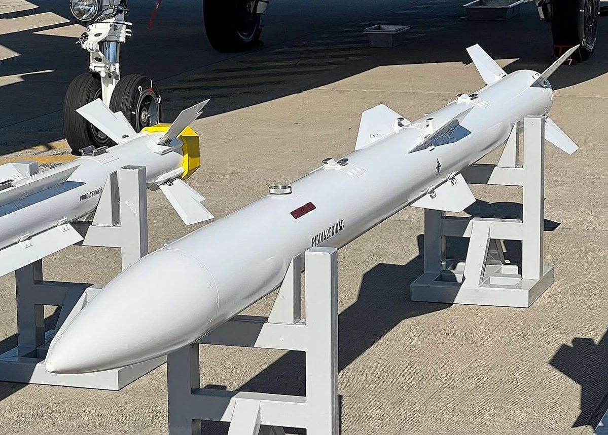 China Develops New PL-16 Long-Range Air-to-Air Missile as Counterpart to U.S. AIM-260 JATM