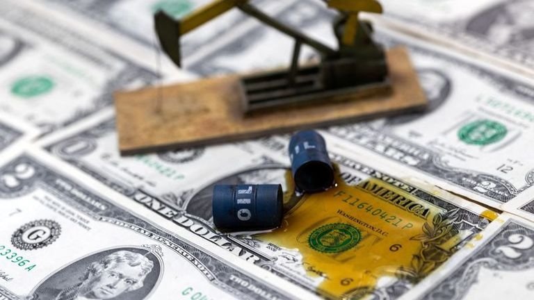 Dollar Falls as Oil Prices Drop After Pause in U.S.-Iran Strikes Ahead of Key Central Bank Meetings
