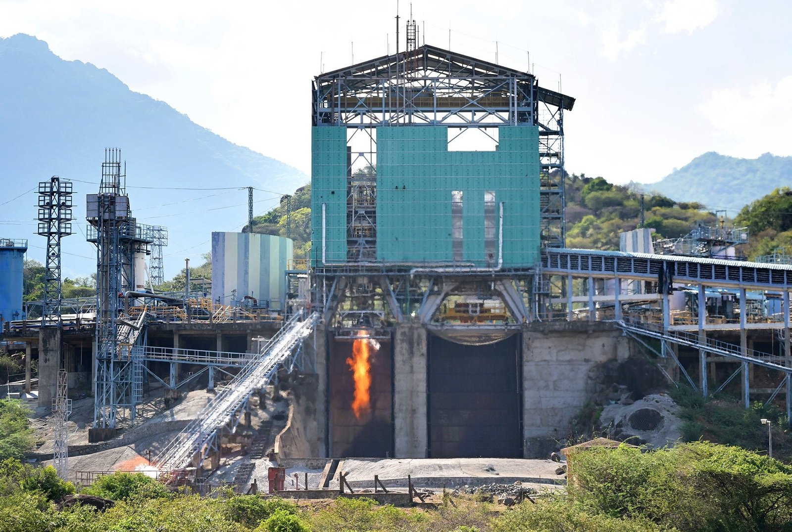 ISRO Completes 220 kN Hot Test of CE20 Cryogenic Engine for Upcoming LVM3 Mission