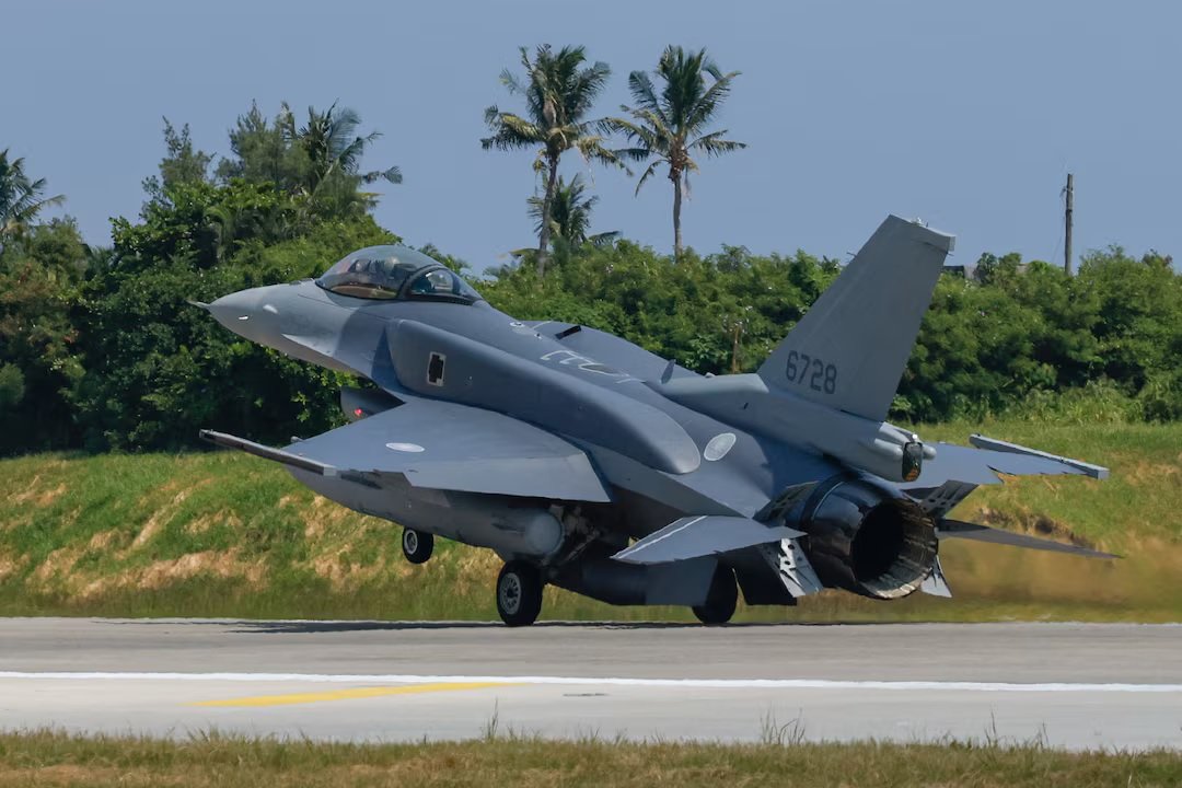 Taiwan&rsquo;s first two Lockheed Martin F-16C Fighting Falcon Block 70 fighters landed at Chihhang Air Base near Taitung