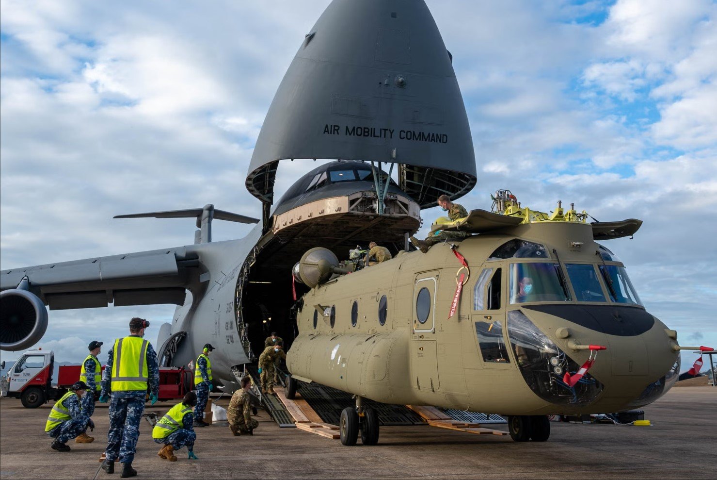 U.S. Delivers First CH-47F Chinook to Egypt Under 12-Helicopter Deal
