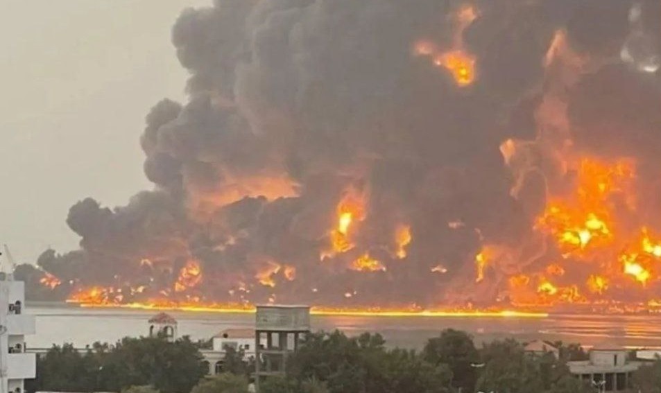 Israeli Airstrikes Hit Houthi-Controlled Hudaydah Port in Yemen