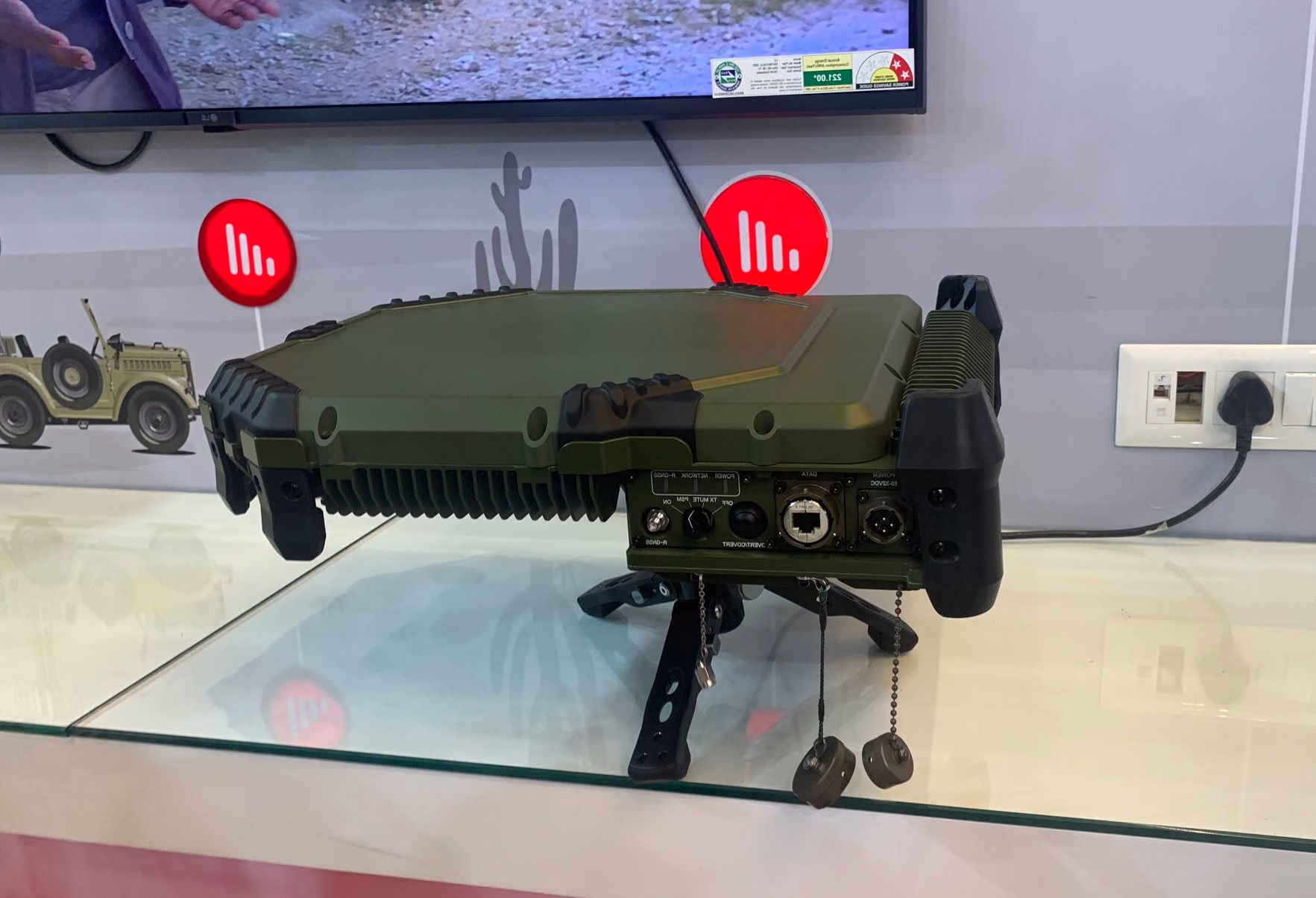 OneWeb Unveils Man-Portable LEO SATCOM Terminal for Indian Army