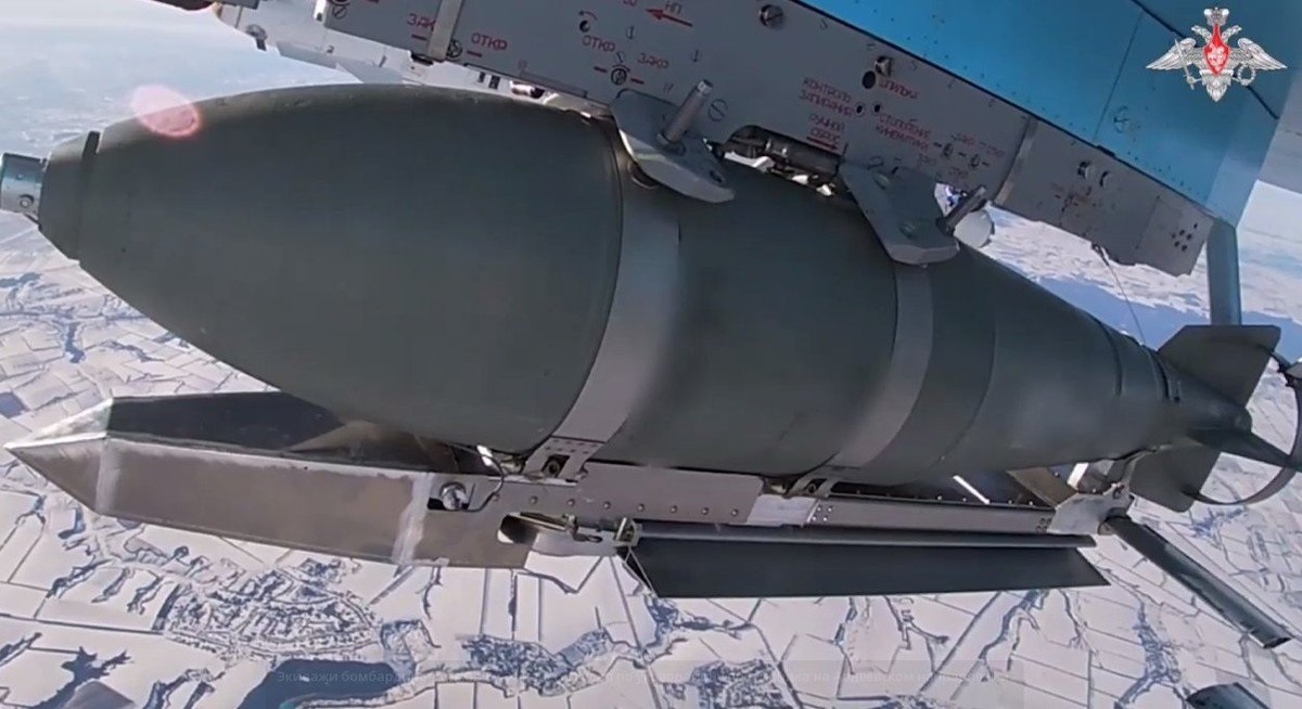 Russian Bomber Accidentally Drops 500-Kilogram Bomb on Engels City in Russia